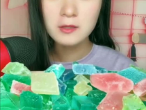 看小姐姐吃琥珀糖的图片,小姐姐品尝琥珀糖的迷人风采