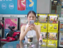 小姐姐洗头发卸妆店员抱小姐姐,小姐姐卸妆洗发的温馨瞬间”