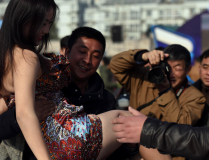巨乳专区中国第一胸模大晒34F巨乳 搔首弄姿遭围观