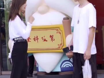 街头亲嘴小姐姐,小姐姐甜蜜互动引围观