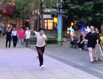 街上小姐姐空翻,小姐姐惊艳空翻瞬间