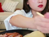 新疆小姐姐吃面,一碗面的风情万种